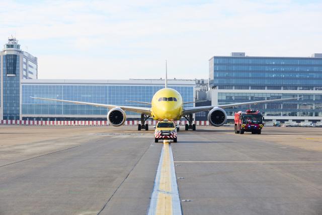 (251123) -- BRUSSELS, Nov. 23, 2025 (Xinhua) -- A vehicle escorts the Hainan Airlines inaugural flight HU470 to set off from Brussels to Chongqing at the Brussels Airport in Brussels, Belgium, Nov. 22, 2025.
  China's Hainan Airlines on Saturday launched a direct passenger service between Brussels and southwest China's Chongqing Municipality, adding a new air link between Belgium and China's western region.
  The route, operated three times a week as flight HU470 from Brussels, is the carrier's fourth direct connection from Brussels to the Chinese mainland, after services to Beijing, Shanghai and Shenzhen, the airline said. (Hainan Airlines/Handout via Xinhua)