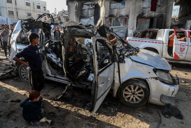 (251123) -- GAZA CITY, Nov. 23, 2025 (Xinhua) -- Palestinians gather around a destroyed vehicle west of Gaza City on Nov. 22, 2025.
  Ten Palestinians were killed on Saturday in an Israeli drone strike west of Gaza City, according to Palestinian sources.
  The strike, targeting a civilian vehicle near the Abbas Junction in the Rimal neighborhood, also injured several passersby and set the car on fire, eyewitnesses and medical sources told Xinhua. (Photo by Rizek Abdeljawad/Xinhua)