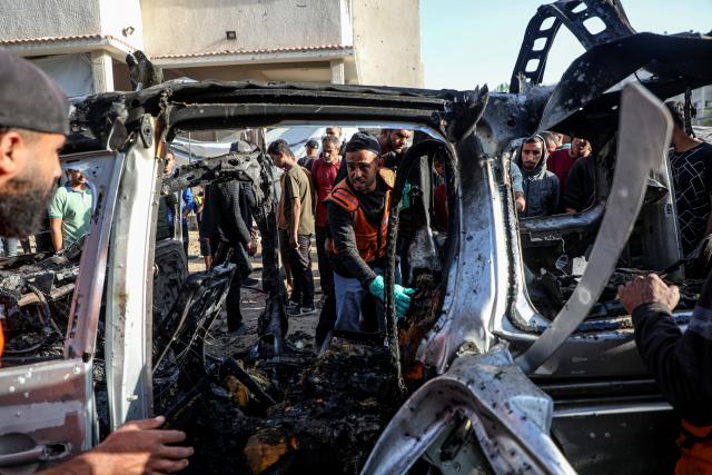 (251123) -- GAZA CITY, Nov. 23, 2025 (Xinhua) -- Palestinians gather around a destroyed vehicle west of Gaza City on Nov. 22, 2025.
  Ten Palestinians were killed on Saturday in an Israeli drone strike west of Gaza City, according to Palestinian sources.
  The strike, targeting a civilian vehicle near the Abbas Junction in the Rimal neighborhood, also injured several passersby and set the car on fire, eyewitnesses and medical sources told Xinhua. (Photo by Rizek Abdeljawad/Xinhua)