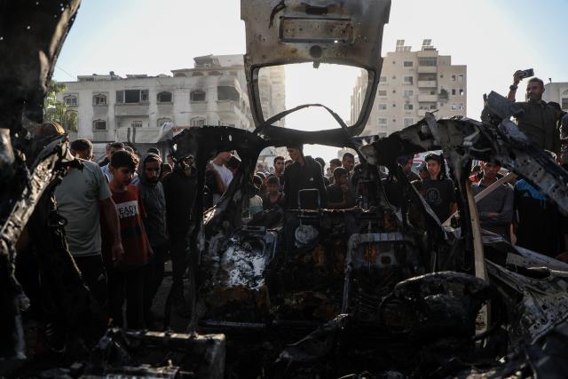 (251123) -- GAZA CITY, Nov. 23, 2025 (Xinhua) -- Palestinians gather around a destroyed vehicle west of Gaza City on Nov. 22, 2025.
  Ten Palestinians were killed on Saturday in an Israeli drone strike west of Gaza City, according to Palestinian sources.
  The strike, targeting a civilian vehicle near the Abbas Junction in the Rimal neighborhood, also injured several passersby and set the car on fire, eyewitnesses and medical sources told Xinhua. (Photo by Rizek Abdeljawad/Xinhua)