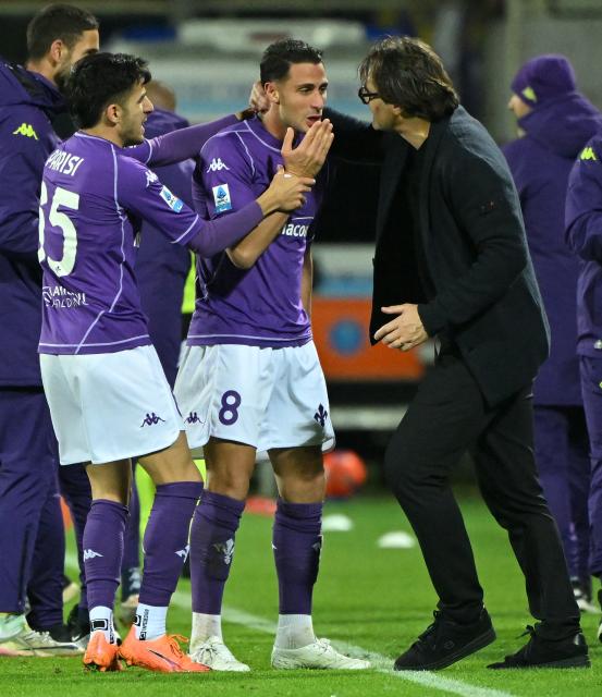(251123) -- FLORENCE, Nov. 23, 2025 (Xinhua) -- Fiorentina's Rolando Mandragora (2nd R) celebrates his goal with his teammates
during a Serie A football match between Fiorentina and Juventus in Florence, Italy, Nov. 22, 2025. (Photo by Alberto Lingria/Xinhua)