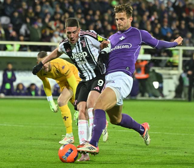 (251123) -- FLORENCE, Nov. 23, 2025 (Xinhua) -- Juventus' Dusan Vlahovic (C) vies with Fiorentina's Marin Pongracic (R) during a Serie A football match between Fiorentina and Juventus in Florence, Italy, Nov. 22, 2025. (Photo by Alberto Lingria/Xinhua)