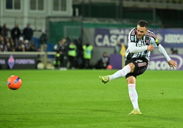 (251123) -- FLORENCE, Nov. 23, 2025 (Xinhua) -- Juventus' Filip Kostic scores during a Serie A football match between Fiorentina and Juventus in Florence, Italy, Nov. 22, 2025. (Photo by Alberto Lingria/Xinhua)