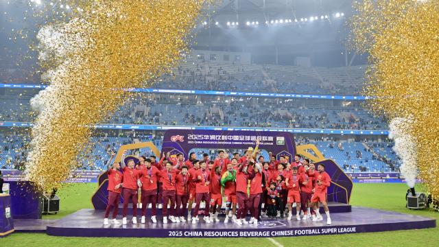 (251123) -- BEIJING, Nov. 23, 2025 (Xinhua) -- Members of Shanghai Port celebrate winning the champion of 2025 Chinese Football Super League after the 30th round match against Dalian Yingbo in Dalian, northeast China's Liaoning Province, Nov. 22, 2025. (Xinhua/Wu Qinghao)