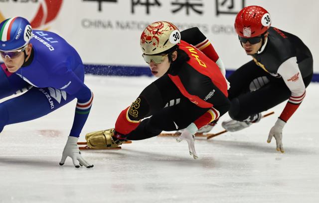 (251123) -- GDANSK, Nov. 23, 2025 (Xinhua) -- Lin Xiaojun (C) of team China competes during the men's 5000m relay semifinals at the ISU Short Track World Tour #3 speed skating event in Gdansk, Poland, Nov. 22, 2025. (Xinhua/Gao Jing)