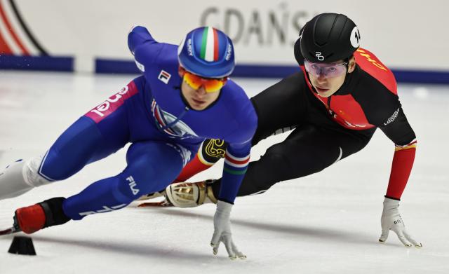 (251123) -- GDANSK, Nov. 23, 2025 (Xinhua) -- Liu Shaoang (R) of team China competes during the men's 5000m relay semifinals at the ISU Short Track World Tour #3 speed skating event in Gdansk, Poland, Nov. 22, 2025. (Xinhua/Gao Jing)