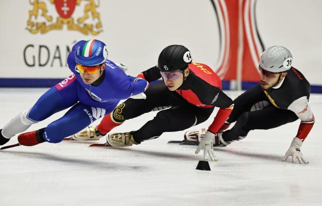 (251123) -- GDANSK, Nov. 23, 2025 (Xinhua) -- Liu Shaoang (C) of team China competes during the men's 5000m relay semifinals at the ISU Short Track World Tour #3 speed skating event in Gdansk, Poland, Nov. 22, 2025. (Xinhua/Gao Jing)