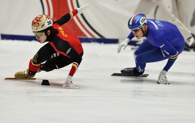 (251123) -- GDANSK, Nov. 23, 2025 (Xinhua) -- Lin Xiaojun (L) of team China competes during the men's 5000m relay semifinals at the ISU Short Track World Tour #3 speed skating event in Gdansk, Poland, Nov. 22, 2025. (Xinhua/Gao Jing)