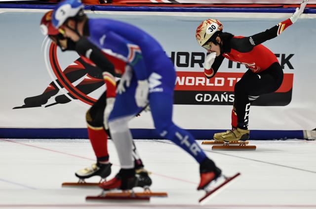 (251123) -- GDANSK, Nov. 23, 2025 (Xinhua) -- Lin Xiaojun of team China competes during the men's 5000m relay semifinals at the ISU Short Track World Tour #3 speed skating event in Gdansk, Poland, Nov. 22, 2025. (Xinhua/Gao Jing)