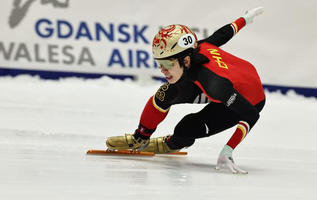 (251123) -- GDANSK, Nov. 23, 2025 (Xinhua) -- Lin Xiaojun of team China competes during the men's 5000m relay semifinals at the ISU Short Track World Tour #3 speed skating event in Gdansk, Poland, Nov. 22, 2025. (Xinhua/Gao Jing)