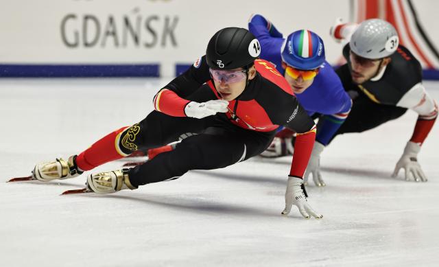 (251123) -- GDANSK, Nov. 23, 2025 (Xinhua) -- Liu Shaoang of team China competes during the men's 5000m relay semifinals at the ISU Short Track World Tour #3 speed skating event in Gdansk, Poland, Nov. 22, 2025. (Xinhua/Gao Jing)