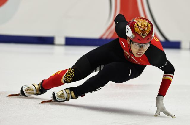 (251123) -- GDANSK, Nov. 23, 2025 (Xinhua) -- Sun Long of team China competes during the men's 5000m relay semifinals at the ISU Short Track World Tour #3 speed skating event in Gdansk, Poland, Nov. 22, 2025. (Xinhua/Gao Jing)