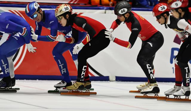 (251123) -- GDANSK, Nov. 23, 2025 (Xinhua) -- Lin Xiaojun (3rd L) and Liu Shaolin (4th L) of team China compete during the men's 5000m relay semifinals at the ISU Short Track World Tour #3 speed skating event in Gdansk, Poland, Nov. 22, 2025. (Xinhua/Gao Jing)