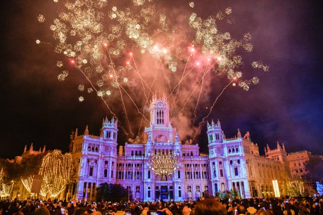 (251123) -- MADRID, Nov. 23, 2025 (Xinhua) -- People enjoy a projection light show in front of the Cibeles Palace in Madrid, Spain, Nov. 22, 2025.
  Madrid held a Christmas light-up ceremony on Saturday with a projection light show. (Xinhua/Cheng Min)
