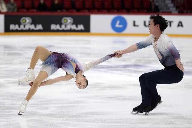 (251123) -- HELSINKI, Nov. 23, 2025 (Xinhua) -- Zhang Jiaxuan (L)/Huang Yihang of China compete during the pairs free skating at the ISU Grand Prix of Figure Skating event Finlandia Trophy 2025 in Helsinki, Finland, Nov. 22, 2025. (Photo by Matti Matikainen/Xinhua)