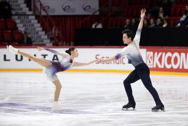 (251123) -- HELSINKI, Nov. 23, 2025 (Xinhua) -- Zhang Jiaxuan (L)/Huang Yihang of China compete during the pairs free skating at the ISU Grand Prix of Figure Skating event Finlandia Trophy 2025 in Helsinki, Finland, Nov. 22, 2025. (Photo by Matti Matikainen/Xinhua)
