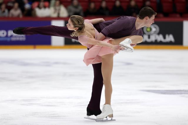 (251123) -- HELSINKI, Nov. 23, 2025 (Xinhua) -- Alisa Efimova (front)/Misha Mitrofanov of the United States compete during the pairs free skating at the ISU Grand Prix of Figure Skating event Finlandia Trophy 2025 in Helsinki, Finland, Nov. 22, 2025. (Photo by Matti Matikainen/Xinhua)