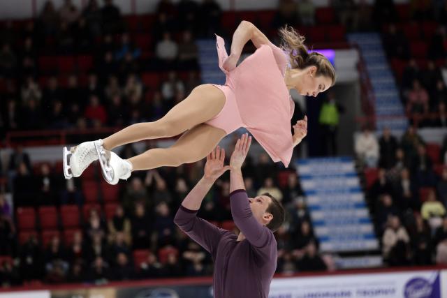 (251123) -- HELSINKI, Nov. 23, 2025 (Xinhua) -- Alisa Efimova (top)/Misha Mitrofanov of the United States compete during the pairs free skating at the ISU Grand Prix of Figure Skating event Finlandia Trophy 2025 in Helsinki, Finland, Nov. 22, 2025. (Photo by Matti Matikainen/Xinhua)
