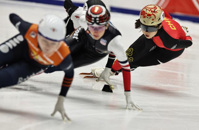 (251123) -- GDANSK, Nov. 23, 2025 (Xinhua) -- Gong Li (1st R) of team China competes during the women's 3000m relay semifinals at the ISU Short Track World Tour #3 speed skating event in Gdansk, Poland, Nov. 22, 2025. (Xinhua/Gao Jing)