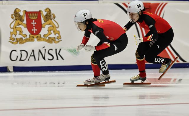 (251123) -- GDANSK, Nov. 23, 2025 (Xinhua) -- Zang Yize (R) and Zhang Chutong of team China compete during the women's 3000m relay semifinals at the ISU Short Track World Tour #3 speed skating event in Gdansk, Poland, Nov. 22, 2025. (Xinhua/Gao Jing)