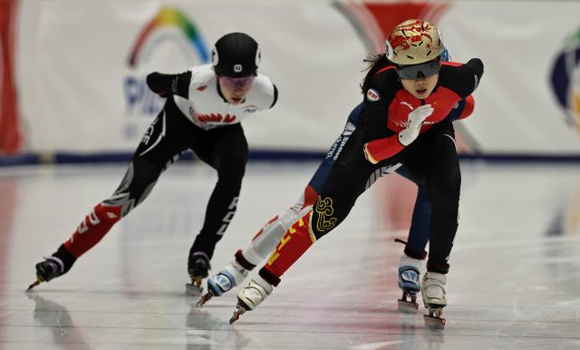 (251123) -- GDANSK, Nov. 23, 2025 (Xinhua) -- Gong Li (R) of team China competes during the women's 3000m relay fianl B at the ISU Short Track World Tour #3 speed skating event in Gdansk, Poland, Nov. 22, 2025. (Xinhua/Gao Jing)