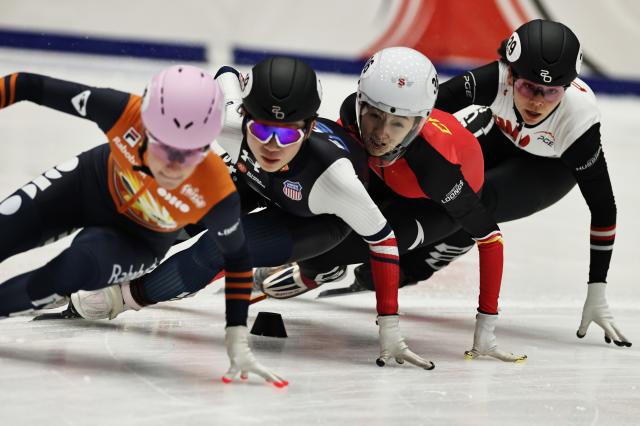 (251123) -- GDANSK, Nov. 23, 2025 (Xinhua) -- Wang Xinran (2nd R) of team China competes during the women's 3000m relay semifinals at the ISU Short Track World Tour #3 speed skating event in Gdansk, Poland, Nov. 22, 2025. (Xinhua/Gao Jing)