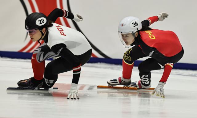 (251123) -- GDANSK, Nov. 23, 2025 (Xinhua) -- Wang Xinran (R) of team China competes during the women's 3000m relay semifinals at the ISU Short Track World Tour #3 speed skating event in Gdansk, Poland, Nov. 22, 2025. (Xinhua/Gao Jing)