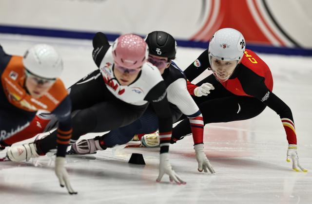 (251123) -- GDANSK, Nov. 23, 2025 (Xinhua) -- Zang Yize (1st R) of team China competes during the women's 3000m relay semifinals at the ISU Short Track World Tour #3 speed skating event in Gdansk, Poland, Nov. 22, 2025. (Xinhua/Gao Jing)
