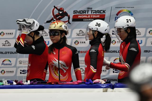(251123) -- GDANSK, Nov. 23, 2025 (Xinhua) -- Zang Yize, Gong Li, Wang Xinran and Zhang Chutong (from L to R) of team China react before the women's 3000m relay semifinals at the ISU Short Track World Tour #3 speed skating event in Gdansk, Poland, Nov. 22, 2025. (Xinhua/Gao Jing)