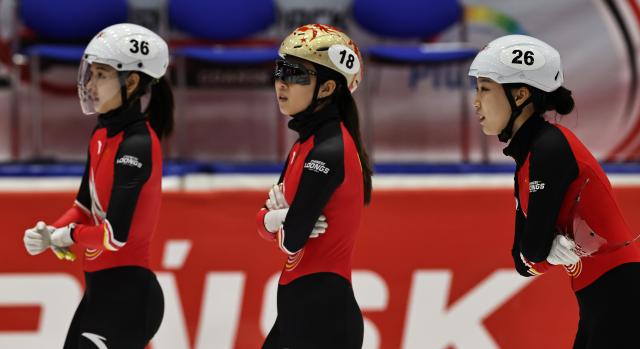 (251123) -- GDANSK, Nov. 23, 2025 (Xinhua) -- Wang Xinran, Gong Li and Zang Yize of team China react before the women's 3000m relay semifinals at the ISU Short Track World Tour #3 speed skating event in Gdansk, Poland, Nov. 22, 2025. (Xinhua/Gao Jing)