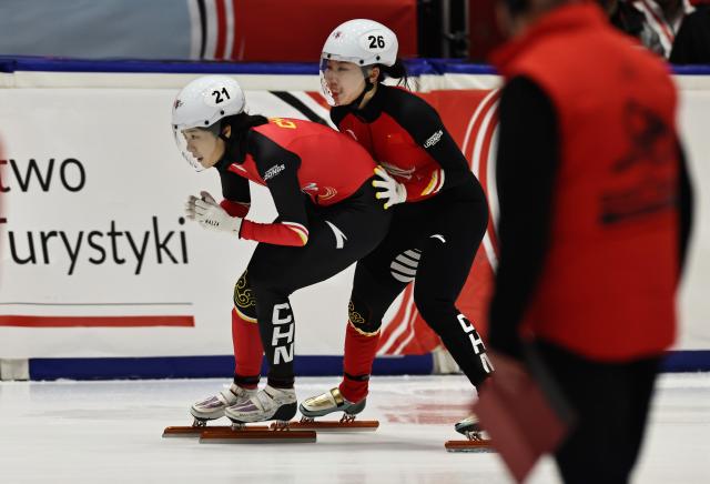 (251123) -- GDANSK, Nov. 23, 2025 (Xinhua) -- Zang Yize (R) and Zhang Chutong of team China compete during the women's 3000m relay semifinals at the ISU Short Track World Tour #3 speed skating event in Gdansk, Poland, Nov. 22, 2025. (Xinhua/Gao Jing)