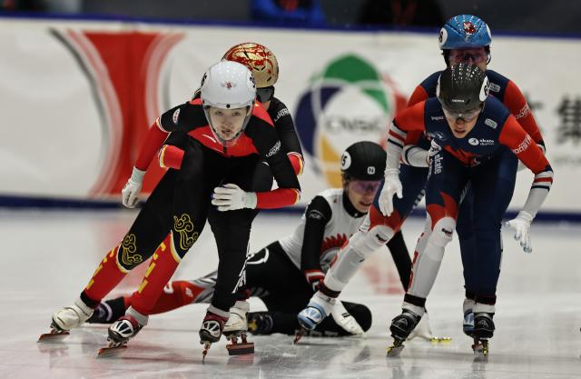 (251123) -- GDANSK, Nov. 23, 2025 (Xinhua) -- Wang Xinran (front L) of team China competes during the women's 3000m relay fianl B at the ISU Short Track World Tour #3 speed skating event in Gdansk, Poland, Nov. 22, 2025. (Xinhua/Gao Jing)