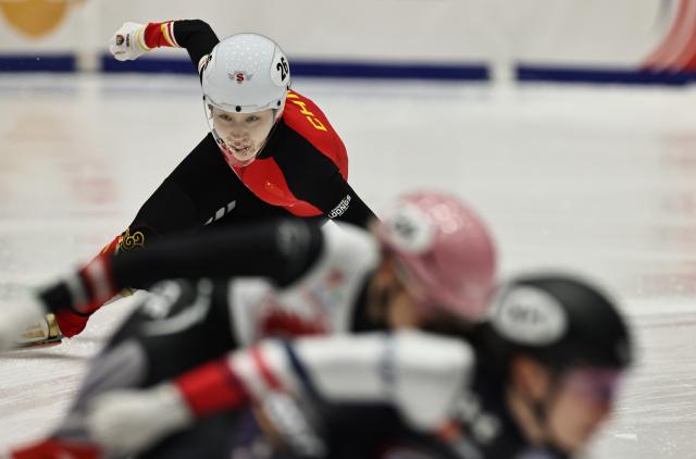 (251123) -- GDANSK, Nov. 23, 2025 (Xinhua) -- Zang Yize of team China competes during the women's 3000m relay semifinals at the ISU Short Track World Tour #3 speed skating event in Gdansk, Poland, Nov. 22, 2025. (Xinhua/Gao Jing)