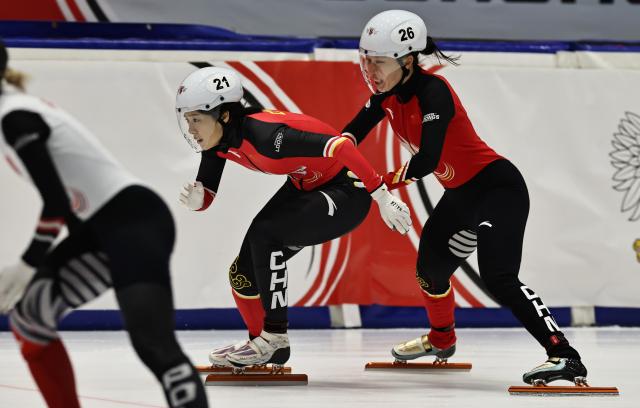 (251123) -- GDANSK, Nov. 23, 2025 (Xinhua) -- Zang Yize (R) and Zhang Chutong of team China compete during the women's 3000m relay semifinals at the ISU Short Track World Tour #3 speed skating event in Gdansk, Poland, Nov. 22, 2025. (Xinhua/Gao Jing)