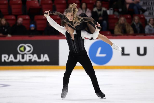 (251123) -- HELSINKI, Nov. 23, 2025 (Xinhua) -- Emilea Zingas (top)/Vadym Kolesnik of the United States compete during the ice dance free dance at the ISU Grand Prix of Figure Skating event Finlandia Trophy 2025 in Helsinki, Finland, Nov. 22, 2025. (Photo by Matti Matikainen/Xinhua)