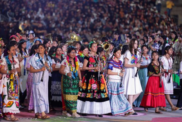 (251123) -- MEXICO CITY, Nov. 23, 2025 (Xinhua) -- Children and adolescents perform at Zocalo Square in Mexico City, capital of Mexico, on Nov. 22, 2025.
  Mexico held the "Yoltlajtoli: Living Voices" Indigenous Community Cultures Festival on Saturday at the Zocalo Square in its capital. Children and adolescents from Indigenous communities across the country performed in their native languages, highlighting the linguistic and cultural diversity of Mexico. (Xinhua/Francisco Canedo)