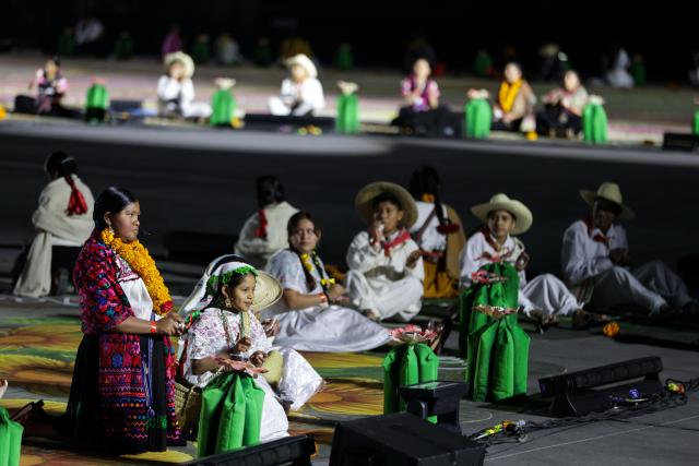 (251123) -- MEXICO CITY, Nov. 23, 2025 (Xinhua) -- Children and adolescents perform at Zocalo Square in Mexico City, capital of Mexico, on Nov. 22, 2025.
  Mexico held the "Yoltlajtoli: Living Voices" Indigenous Community Cultures Festival on Saturday at the Zocalo Square in its capital. Children and adolescents from Indigenous communities across the country performed in their native languages, highlighting the linguistic and cultural diversity of Mexico. (Xinhua/Francisco Canedo)