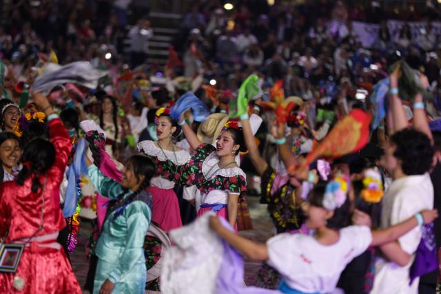 (251123) -- MEXICO CITY, Nov. 23, 2025 (Xinhua) -- Children and adolescents perform at Zocalo Square in Mexico City, capital of Mexico, on Nov. 22, 2025.
  Mexico held the "Yoltlajtoli: Living Voices" Indigenous Community Cultures Festival on Saturday at the Zocalo Square in its capital. Children and adolescents from Indigenous communities across the country performed in their native languages, highlighting the linguistic and cultural diversity of Mexico. (Xinhua/Francisco Canedo)