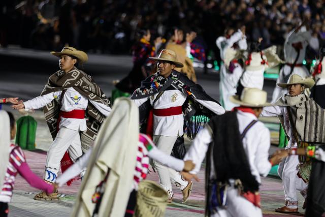 (251123) -- MEXICO CITY, Nov. 23, 2025 (Xinhua) -- Children and adolescents perform at Zocalo Square in Mexico City, capital of Mexico, on Nov. 22, 2025.
  Mexico held the "Yoltlajtoli: Living Voices" Indigenous Community Cultures Festival on Saturday at the Zocalo Square in its capital. Children and adolescents from Indigenous communities across the country performed in their native languages, highlighting the linguistic and cultural diversity of Mexico. (Xinhua/Francisco Canedo)