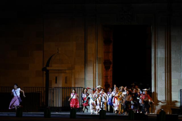 (251123) -- MEXICO CITY, Nov. 23, 2025 (Xinhua) -- Children and adolescents perform at Zocalo Square in Mexico City, capital of Mexico, on Nov. 22, 2025.
  Mexico held the "Yoltlajtoli: Living Voices" Indigenous Community Cultures Festival on Saturday at the Zocalo Square in its capital. Children and adolescents from Indigenous communities across the country performed in their native languages, highlighting the linguistic and cultural diversity of Mexico. (Xinhua/Francisco Canedo)