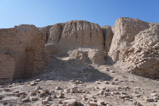 (251123) -- QADISIYAH, Nov. 23, 2025 (Xinhua) -- This photo taken on Nov. 22, 2025 shows the archaeological site of Nippur in Qadisiyah, Iraq.
  Located in the Middle Euphrates region of Iraq, the archaeological site of Nippur is an ancient Mesopotamian city and contains several layers of superimposed urban settlement extending from 5000 BC to about 800 AD. (Xinhua/Duan Minfu)