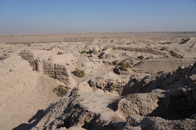 (251123) -- QADISIYAH, Nov. 23, 2025 (Xinhua) -- This photo taken on Nov. 22, 2025 shows the archaeological site of Nippur in Qadisiyah, Iraq.
  Located in the Middle Euphrates region of Iraq, the archaeological site of Nippur is an ancient Mesopotamian city and contains several layers of superimposed urban settlement extending from 5000 BC to about 800 AD. (Xinhua/Duan Minfu)