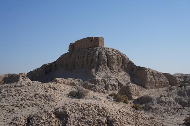 (251123) -- QADISIYAH, Nov. 23, 2025 (Xinhua) -- This photo taken on Nov. 22, 2025 shows the archaeological site of Nippur in Qadisiyah, Iraq.
  Located in the Middle Euphrates region of Iraq, the archaeological site of Nippur is an ancient Mesopotamian city and contains several layers of superimposed urban settlement extending from 5000 BC to about 800 AD. (Xinhua/Duan Minfu)