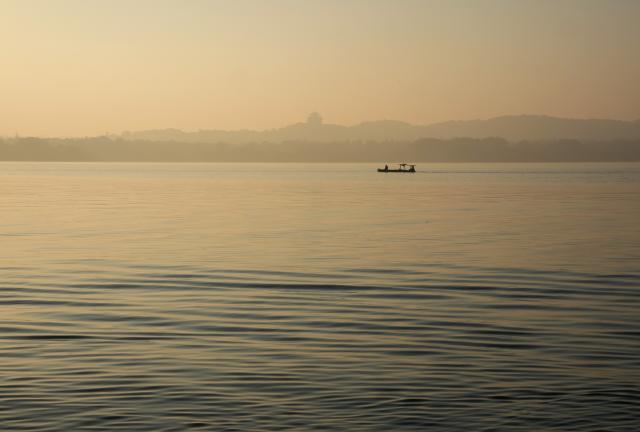 (251123) -- HANGZHOU, Nov. 23, 2025 (Xinhua) -- Tourists enjoy the scenery by boat at the West Lake scenic area in Hangzhou, east China's Zhejiang Province, Nov. 23, 2025.
  The weather in Hangzhou has been fine in recent days. Many tourists get up early in the morning to visit West Lake and enjoy the beautiful winter scenery here. (Xinhua/Han Chuanhao)