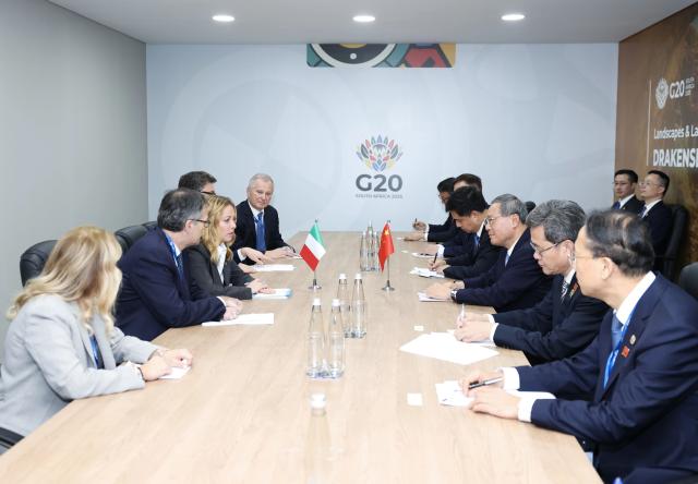(251123) -- JOHANNESBURG, Nov. 23, 2025 (Xinhua) -- Chinese Premier Li Qiang meets with Italian Prime Minister Giorgia Meloni in Johannesburg, South Africa, Nov. 22, 2025. (Xinhua/Huang Jingwen)