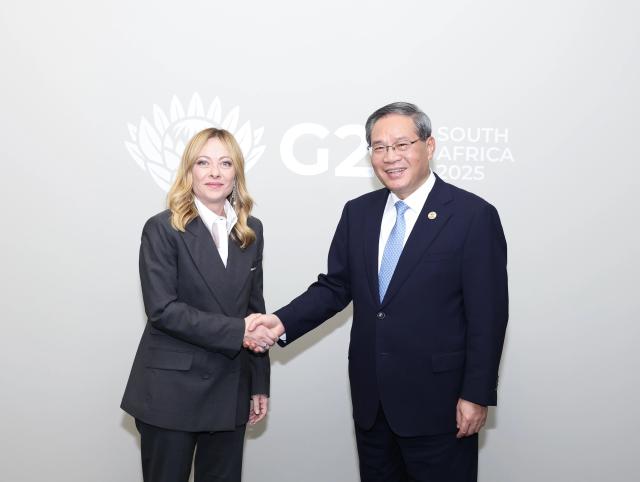 (251123) -- JOHANNESBURG, Nov. 23, 2025 (Xinhua) -- Chinese Premier Li Qiang meets with Italian Prime Minister Giorgia Meloni in Johannesburg, South Africa, Nov. 22, 2025. (Xinhua/Huang Jingwen)