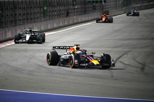 (251123) -- LAS VEGAS, Nov. 23, 2025 (Xinhua) -- Red Bull's Dutch driver Max Verstappen (front) competes during the 2025 Formula One U.S. Grand Prix at Las Vegas Circuit, in Las Vegas, the United States, Nov. 22, 2025. (Xinhua/Wu Xiaoling)