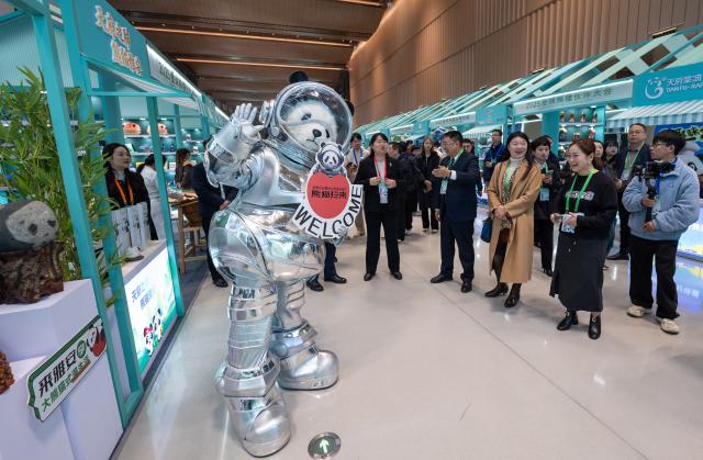 (251123) -- CHENGDU, Nov. 23, 2025 (Xinhua) -- Guests visit the Ya'an City exhibition area of the Global Panda Partners Conference 2025 in Chengdu, southwest China's Sichuan Province, Nov. 21, 2025. (Xinhua/Jiang Hongjing)