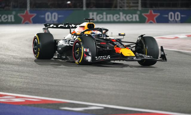 (251123) -- LAS VEGAS, Nov. 23, 2025 (Xinhua) -- Red Bull's Dutch driver Max Verstappenn competes during the 2025 Formula One U.S. Grand Prix at Las Vegas Circuit, in Las Vegas, the United States, Nov. 22, 2025. (Xinhua/Wu Xiaoling)