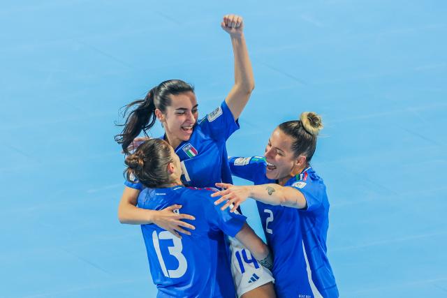 (251123) -- PASIG CITY, Nov. 23, 2025 (Xinhua) -- Players of Italy celebrate after scoring a goal during the group D match between Italy and Panama at the FIFA Futsal Women's World Cup 2025 in Pasig City, the Philippines, Nov. 23, 2025. (Xinhua/Rouelle Umali)